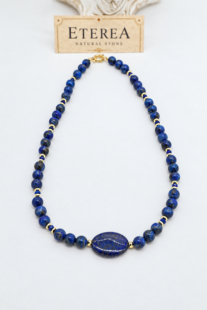 Girocollo in lapislazzuli naturale con sfere blu da 8 mm, pietra ovale centrale 25x15 mm, distanziatori in ematite dorata e chiusura in argento 925 dorato – Eterea Natural Stone
