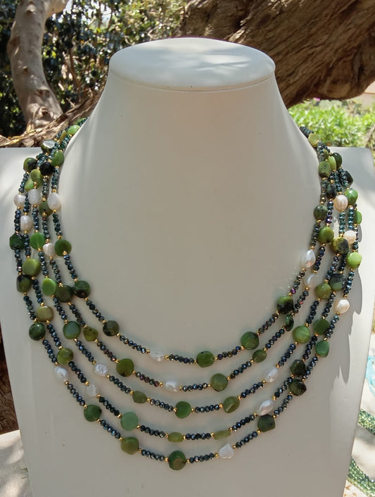 Collana multifilo a cinque fili in giada canadese naturale, perle d'acqua dolce e cristalli realizzata a mano da Eterea Natural Stone.