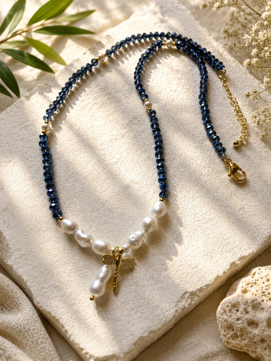 Collana Girocollo Cristalli Blu Cangianti e Perle d'Acqua Dolce e libellula dorata