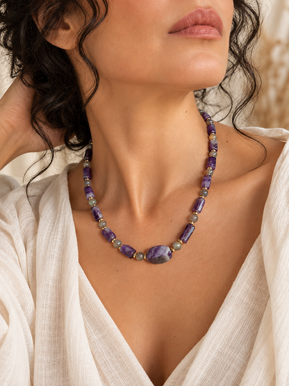 Collana girocollo in ametista naturale sfaccettata e labradorite con distanziatori in ematite dorata, elemento centrale ovale in ametista e chiusura in acciaio dorato.