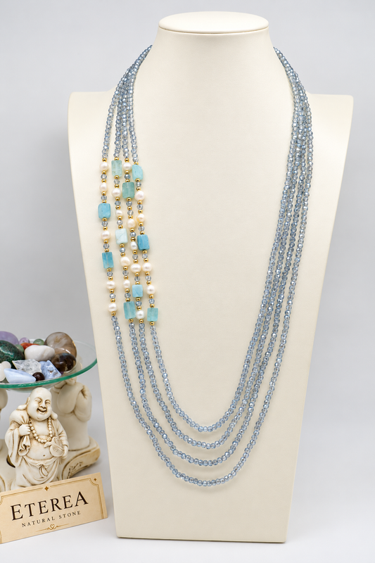Collana multifilo azzurra da 90 cm con cristalli sfaccettati, acquamarina rettangolare da circa 12 × 8 mm, perle semi-round da 5 mm e distanziatori dorati.