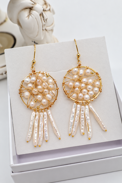 Orecchini pendenti Trama d'Incanto con cerchio in bronzo dorato, perle di fiume allungate e monachella in argento 925 dorato.