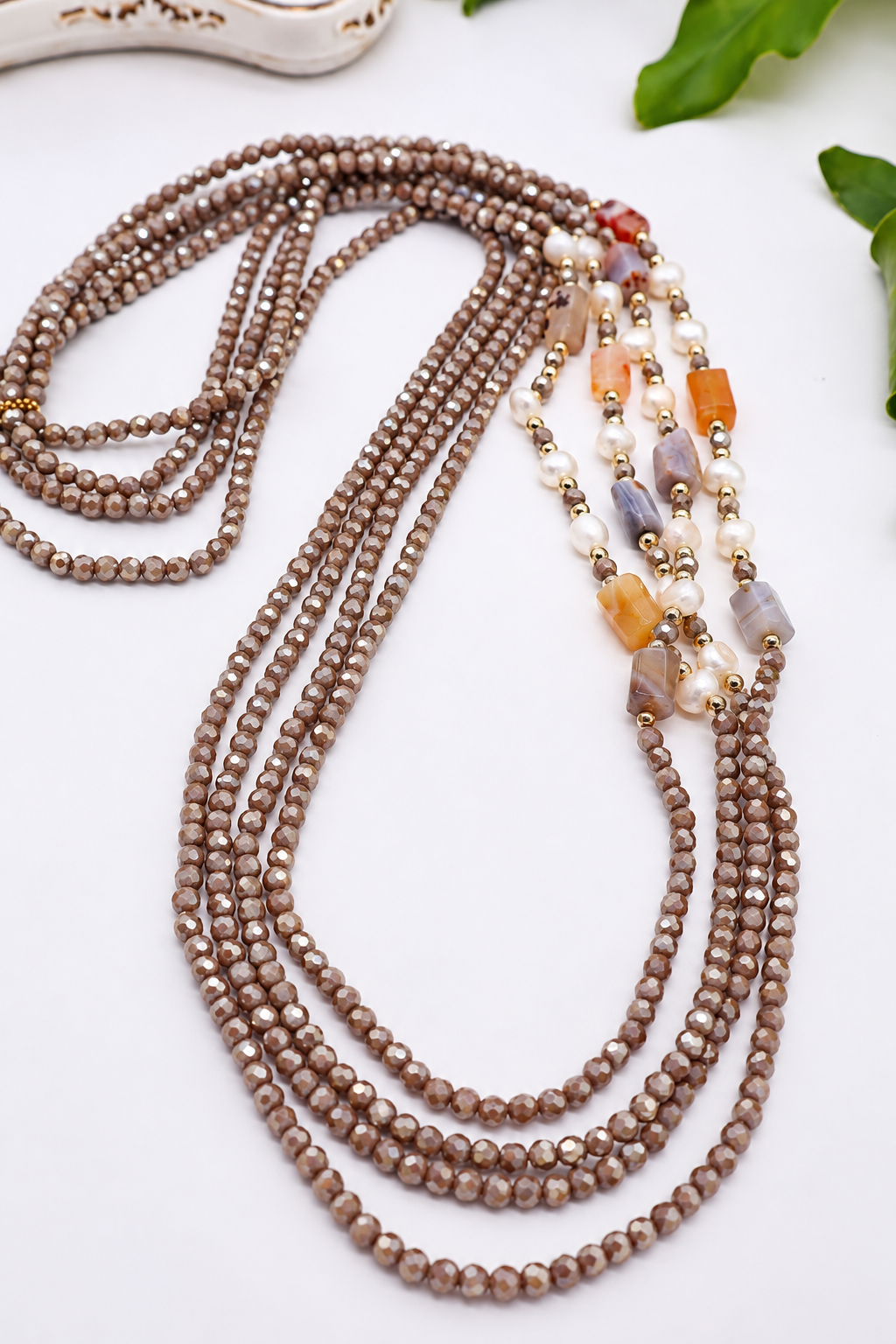 Collana quattro fili in agata bosniaca e cristalli champagne con perle naturali, gioiello elegante dalle tonalità ambrate e grigie.