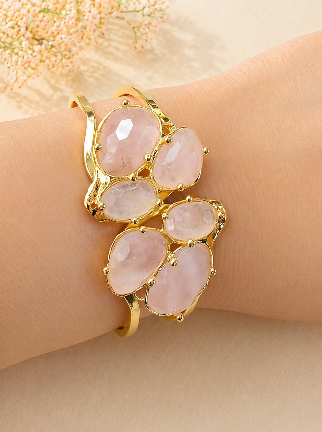 Bracciale rigido dorato con pietre in quarzo rosa sfaccettato