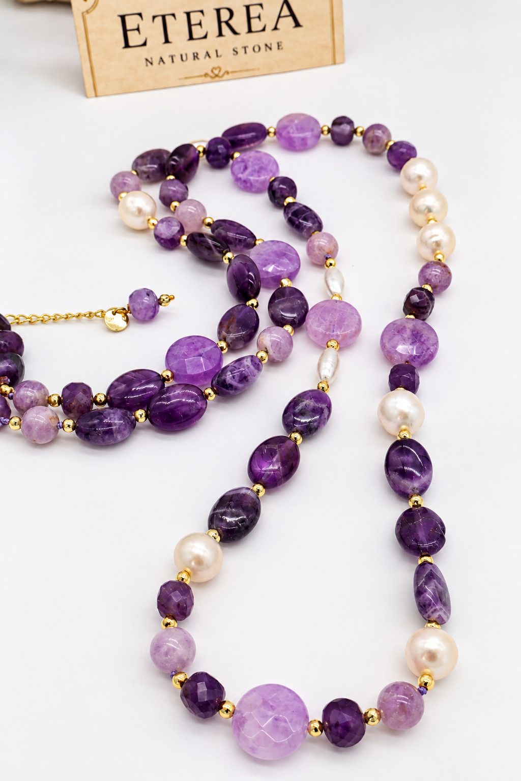 Collana lunga artigianale in ametista naturale lavanda e viola, con perle di fiume Edison e chicco di riso, distanziatori dorati e chiusura in acciaio.