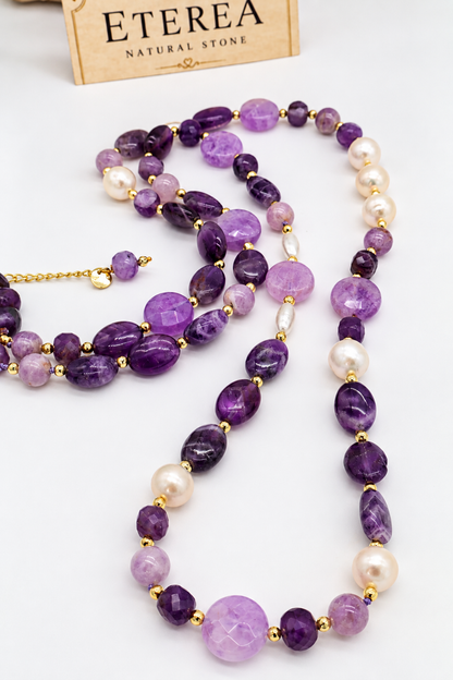 Collana lunga artigianale in ametista naturale lavanda e viola, con perle di fiume Edison e chicco di riso, distanziatori dorati e chiusura in acciaio.