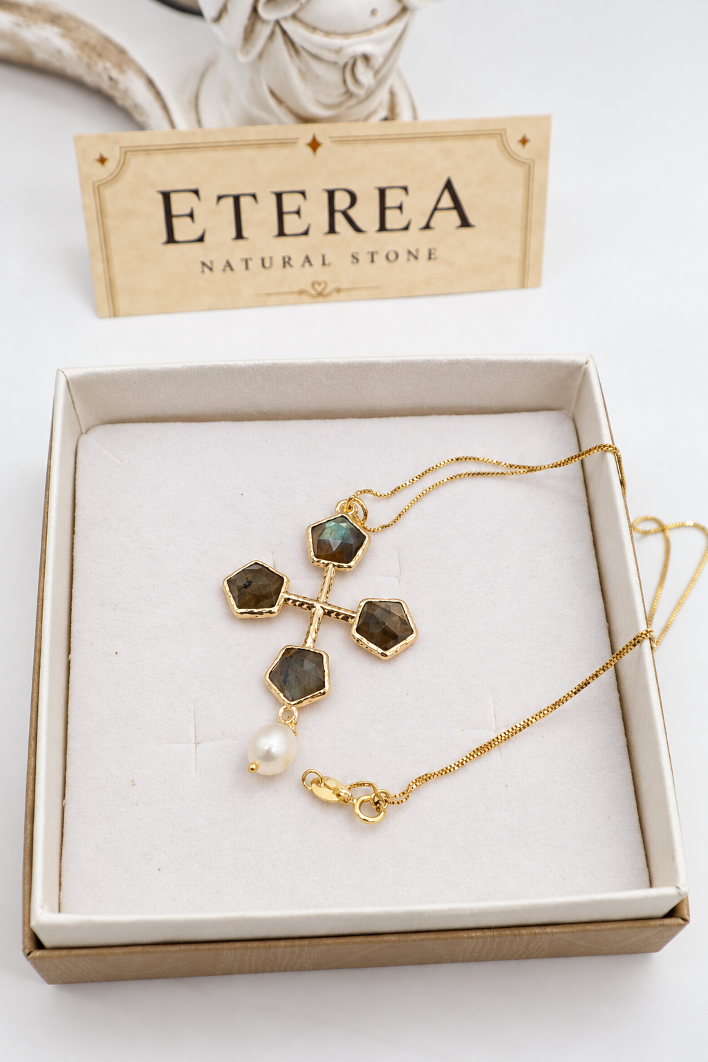 Collana girocollo con catena veneziana in argento 925 dorato e pendente a croce in bronzo dorato con labradorite sfaccettata e perla di fiume, Eterea Natural Stone.