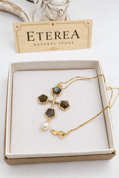 Collana girocollo con catena veneziana in argento 925 dorato e pendente a croce in bronzo dorato con labradorite sfaccettata e perla di fiume, Eterea Natural Stone.