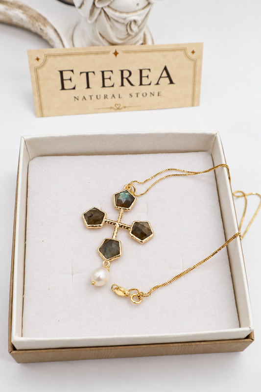 Collana girocollo con catena veneziana in argento 925 dorato e pendente a croce in bronzo dorato con labradorite sfaccettata e perla di fiume, Eterea Natural Stone.