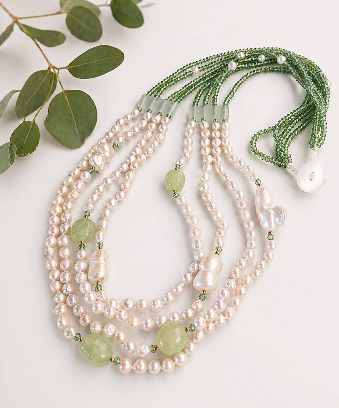 Collana lunga a quattro fili in perle di fiume, cristalli verdi e prehnite