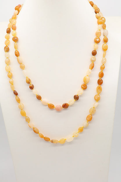 Collana lunga in Calcite naturale – 120 cm, pietre burattate e annodate a mano
