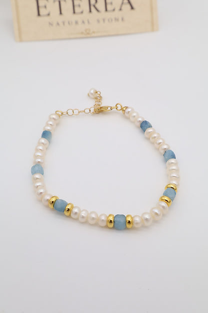Bracciale in perle di fiume semiround da 3 mm e acquamarina naturale sfaccettata a cubo, con dettagli in argento dorato, Eterea Natural Stone.