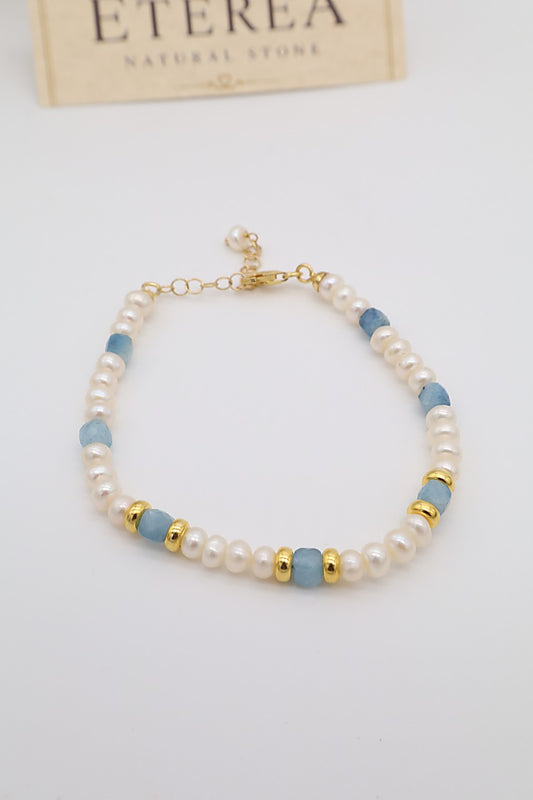 Bracciale in perle di fiume semiround da 3 mm e acquamarina naturale sfaccettata a cubo, con dettagli in argento dorato, Eterea Natural Stone.