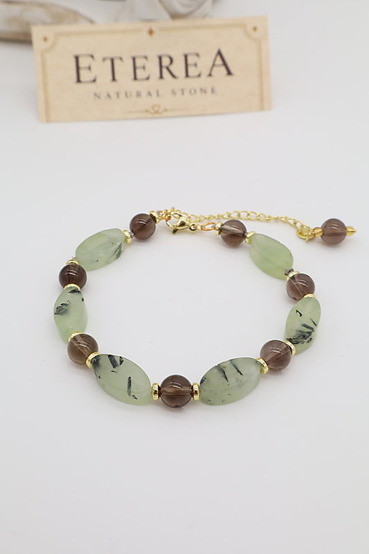 Bracciale in quarzo fumé e prehnite naturale con pietre ovali verde salvia, sfere trasparenti marroni e dettagli dorati, Eterea Natural Stone.