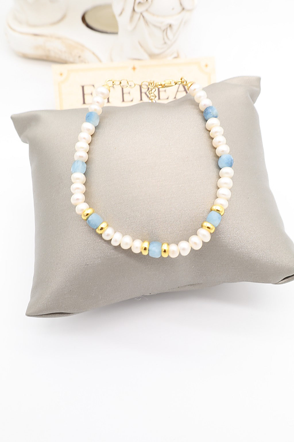 Bracciale in perle di fiume semiround da 3 mm e acquamarina naturale sfaccettata a cubo, con dettagli in argento dorato, Eterea Natural Stone.