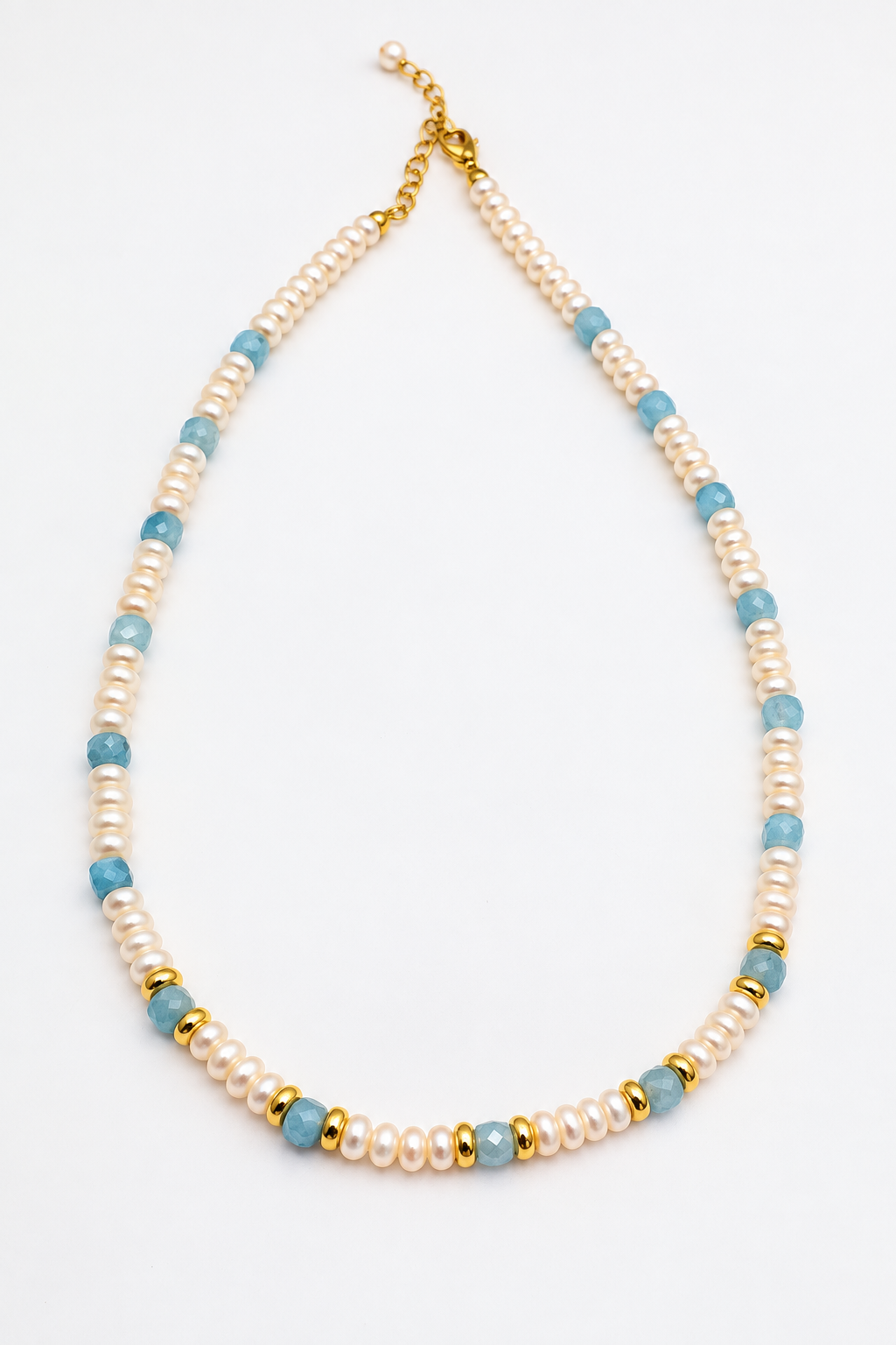 Collana in perle di fiume e acquamarina naturale con dettagli e chiusura in argento dorato