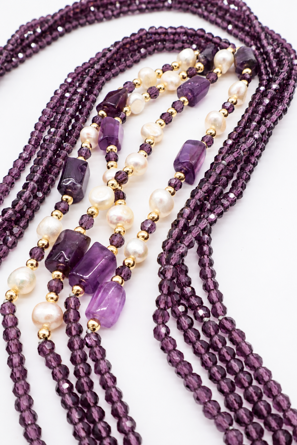 Collana multifilo viola in cristalli sfaccettati, ametista e perle – 90 cm