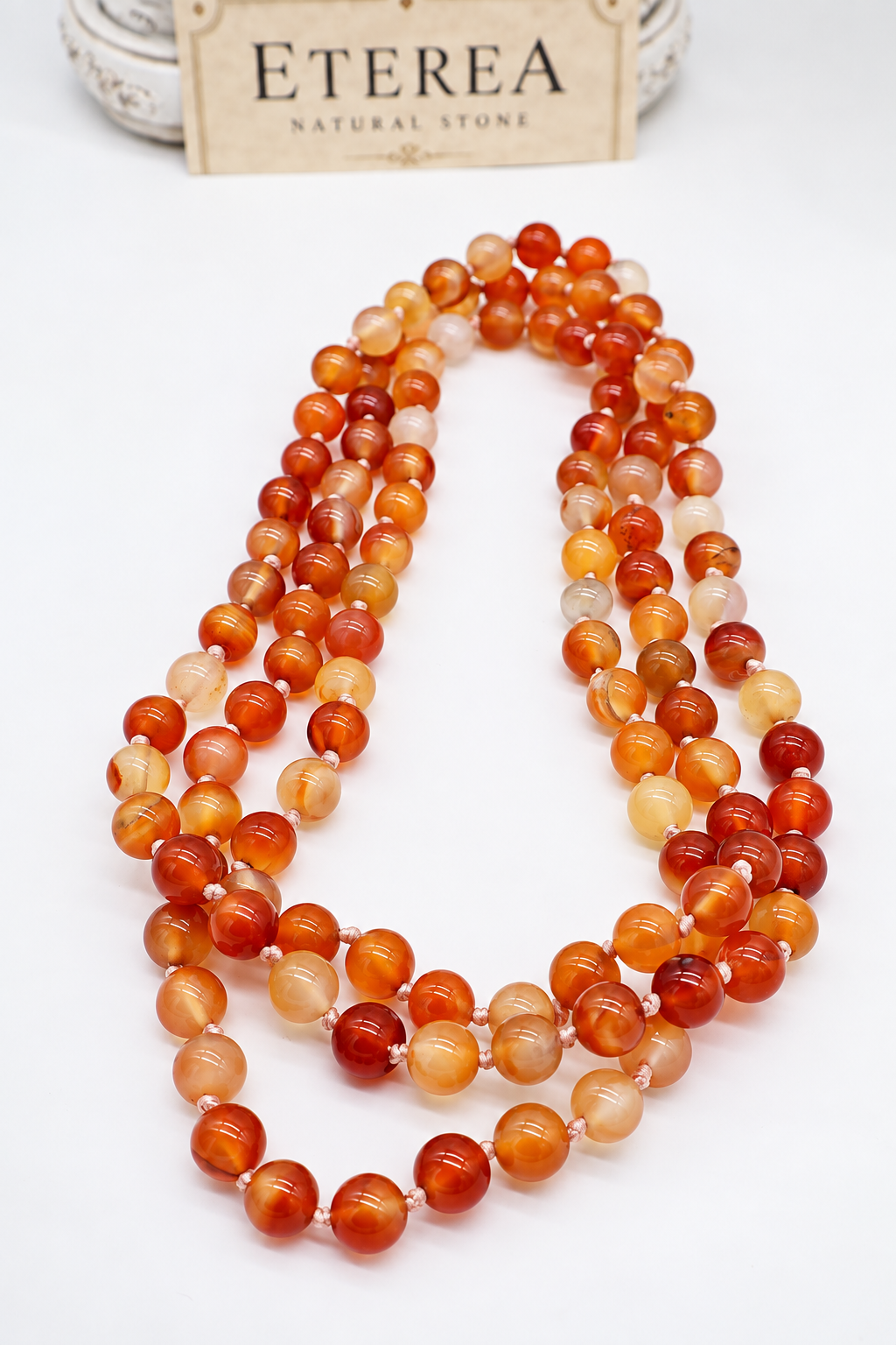 Collana lunga in Corniola naturale – 120 cm, annodata a mano