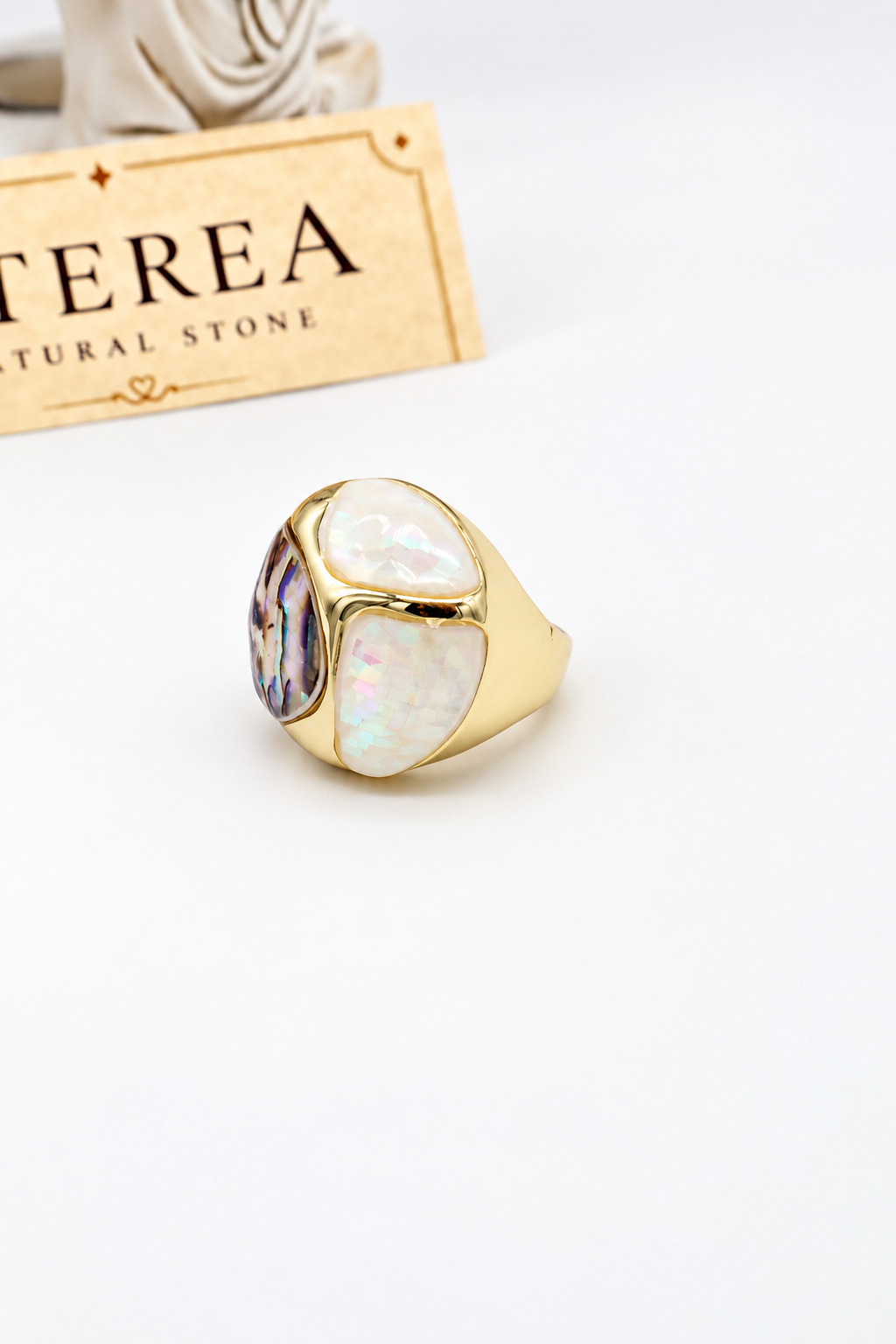 Anello rotondo bombato in acciaio dorato con abalone e madreperla, riflessi iridescenti