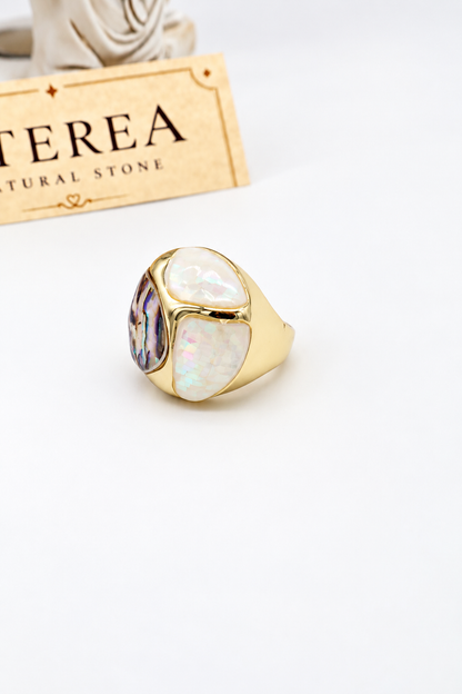 Anello rotondo bombato in acciaio dorato con abalone e madreperla, riflessi iridescenti