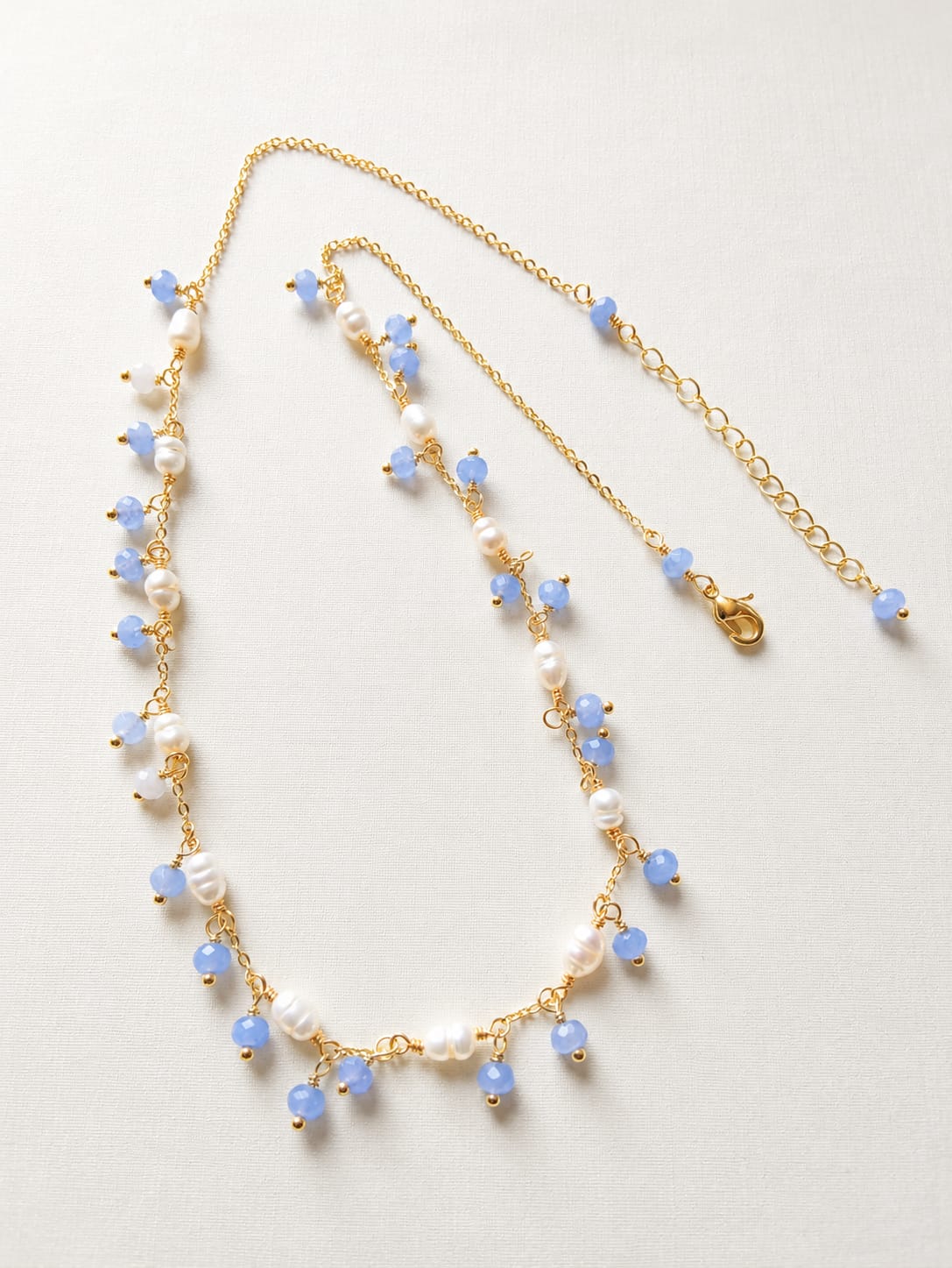 Collana Dorata con Perle d'Acqua Dolce e Cristalli Azzurro Pervinca