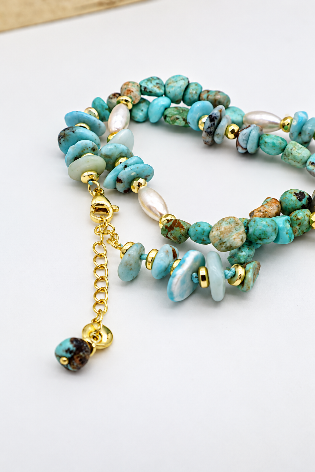Collana Essential in crisocolla, larimar e perle di fiume a chicco di riso, lunga 85 cm con estensione di 5 cm e dettagli dorati – Eterea Natural Stone