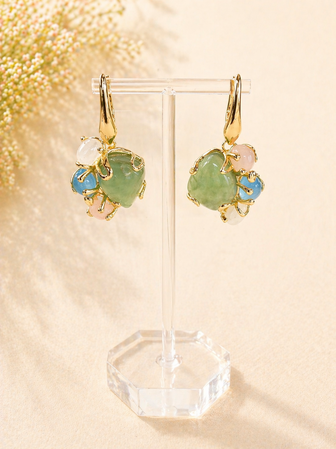 Orecchini in fluorite e quarzo naturali. Colori delicati e design elegante.