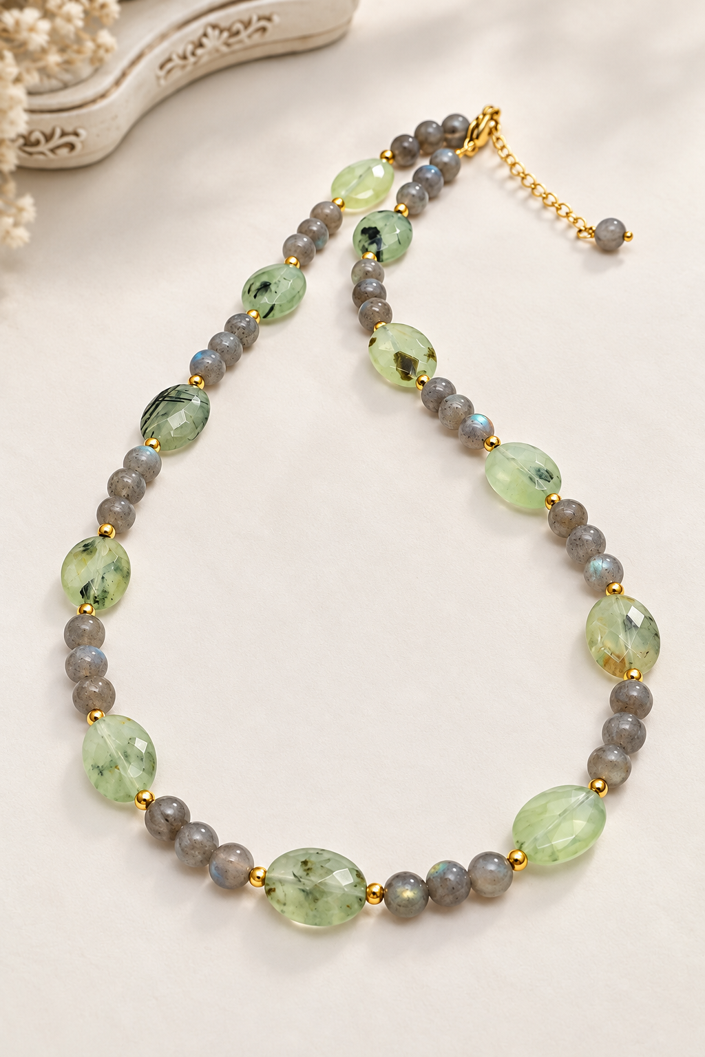 Collana in labradorite e prehnite sfaccettata 45-50 cm con chiusura a moschettone – Ninfea