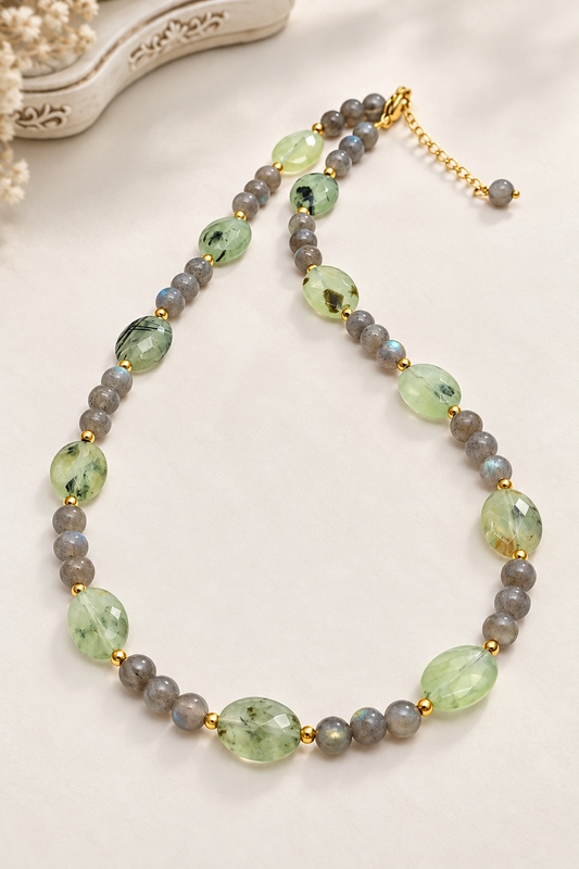 Collana in labradorite e prehnite sfaccettata 45-50 cm con chiusura a moschettone – Ninfea