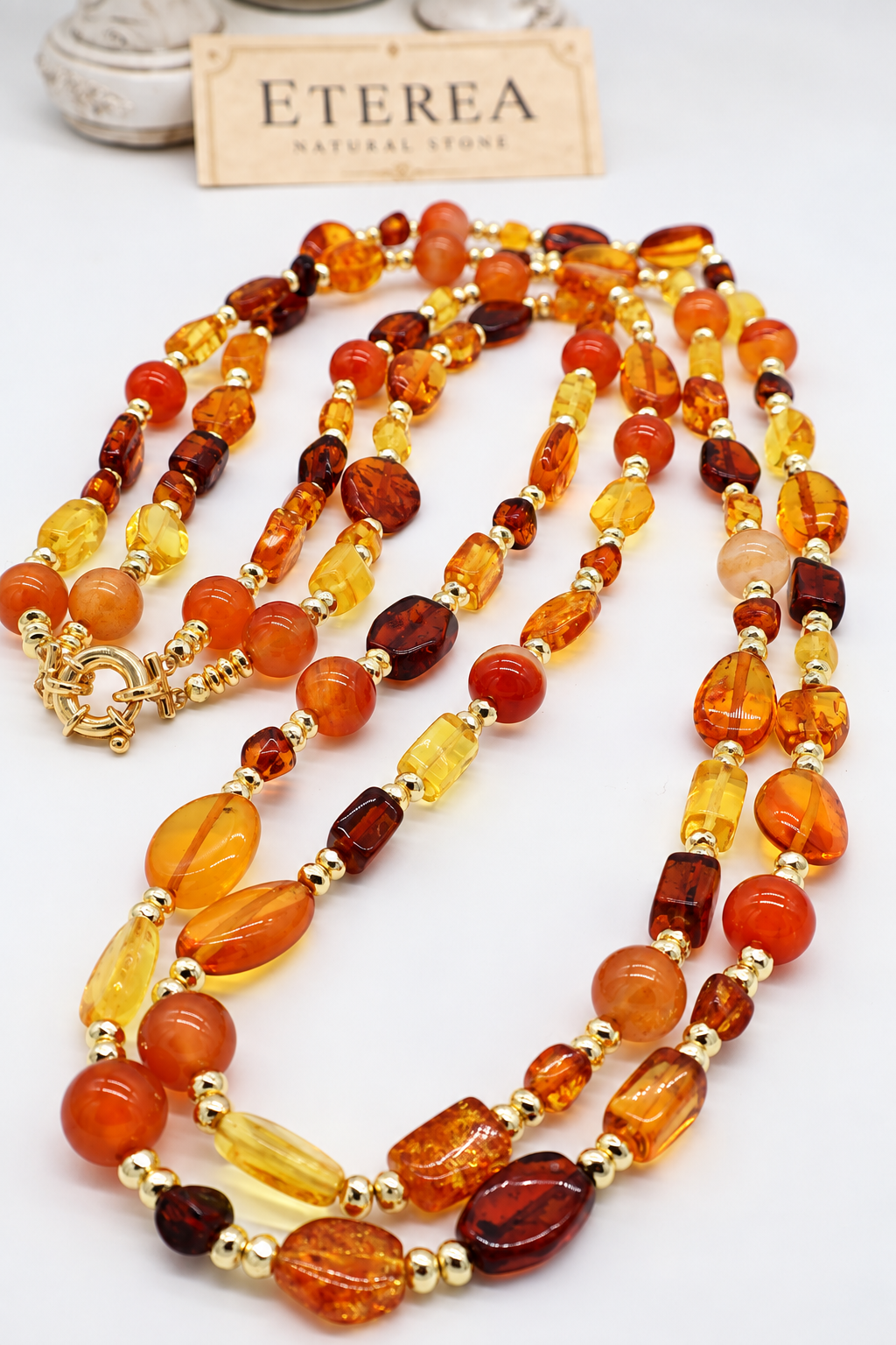 Collana multifilo in Ambra Baltica e Corniola naturale, 80 cm, con distanziatori dorati e chiusura in Argento 925 dorato – Sahara