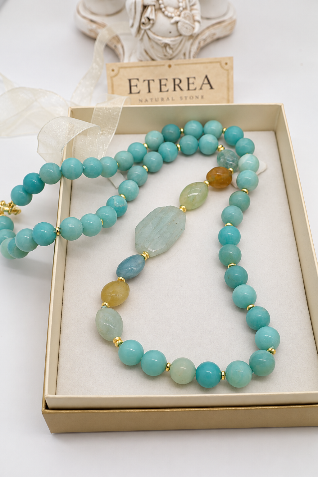 Collana Prestige Eterea in Amazzonite naturale da 12 mm e Acquamarina naturale, con grande Acquamarina irregolare da 35 × 20 mm e chiusura in Argento 925 dorato.