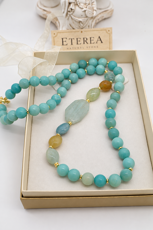 Collana Prestige Eterea in Amazzonite naturale da 12 mm e Acquamarina naturale, con grande Acquamarina irregolare da 35 × 20 mm e chiusura in Argento 925 dorato.