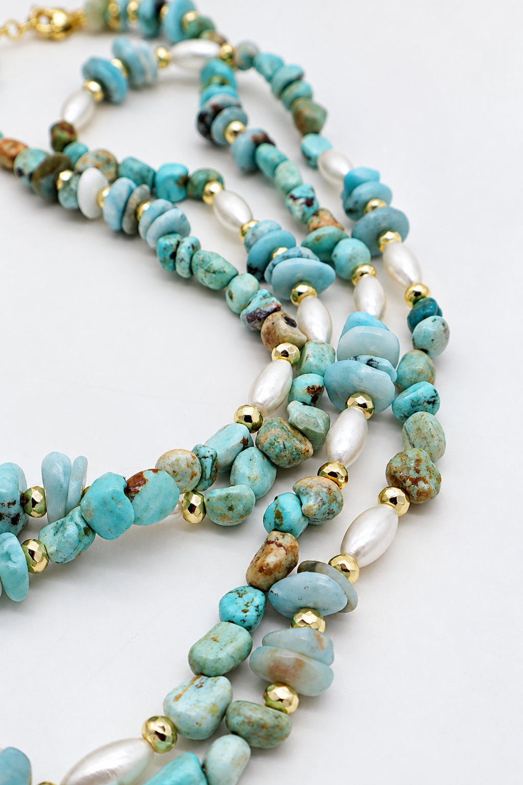 Collana Essential in crisocolla, larimar e perle di fiume a chicco di riso, lunga 85 cm con estensione di 5 cm e dettagli dorati – Eterea Natural Stone