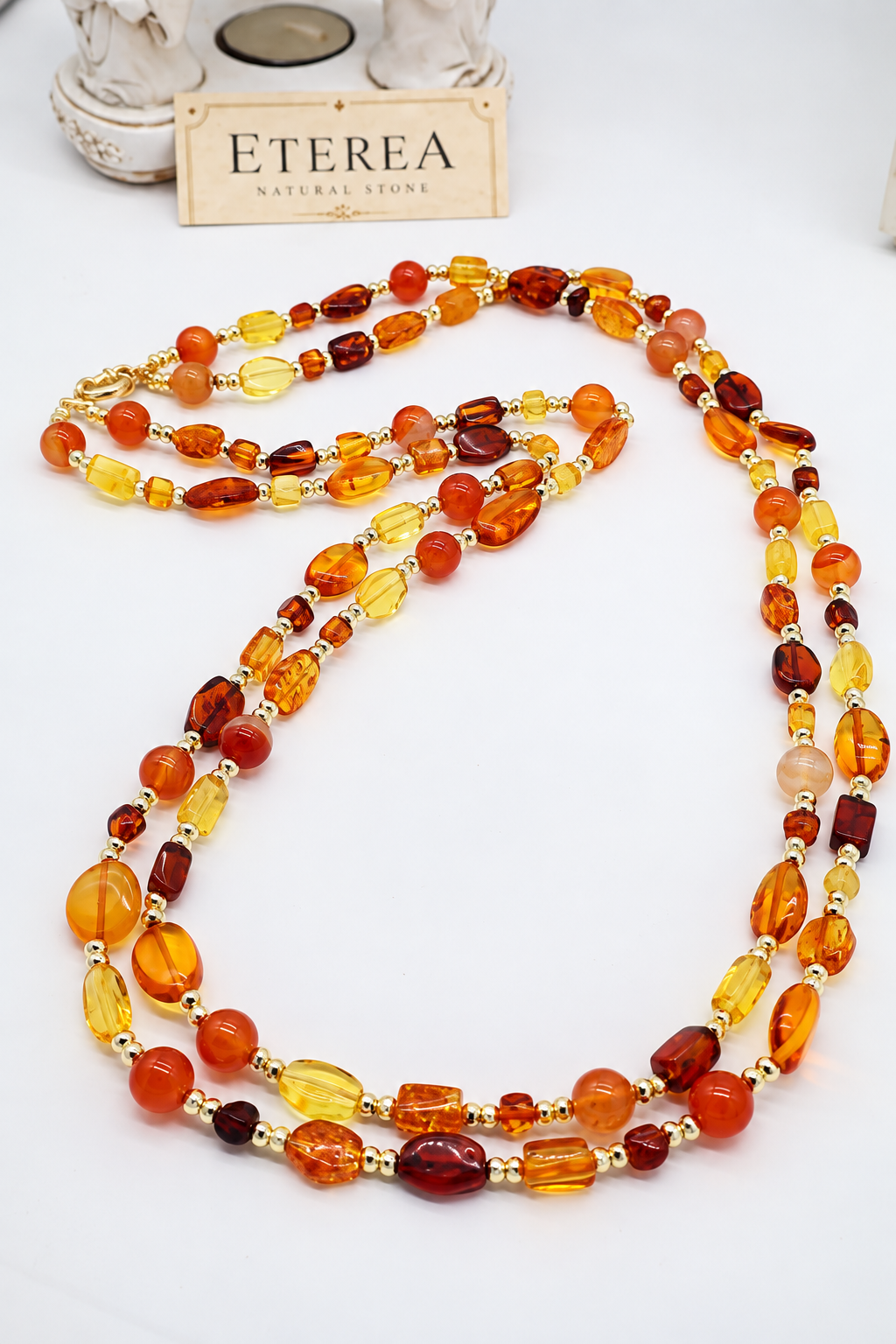 Collana multifilo in Ambra Baltica e Corniola naturale, 80 cm, con distanziatori dorati e chiusura in Argento 925 dorato – Sahara