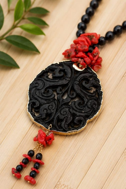 Collier en obsidienne noire dorée et corail rouge avec grand pendentif travaillé