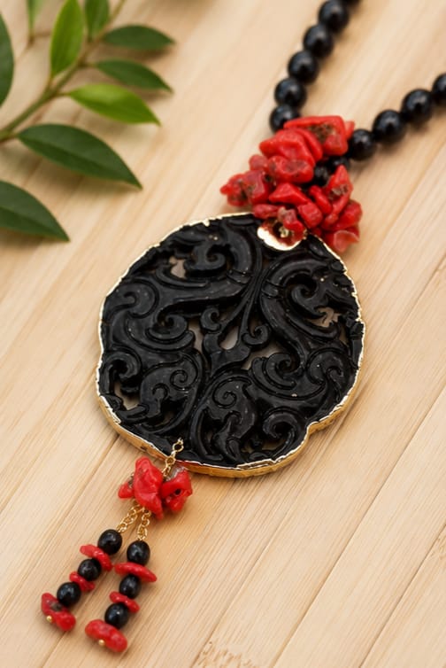 Collana in Ossidiana Nera Dorata e Corallo Rosso con Grande Pendaglio Lavorato