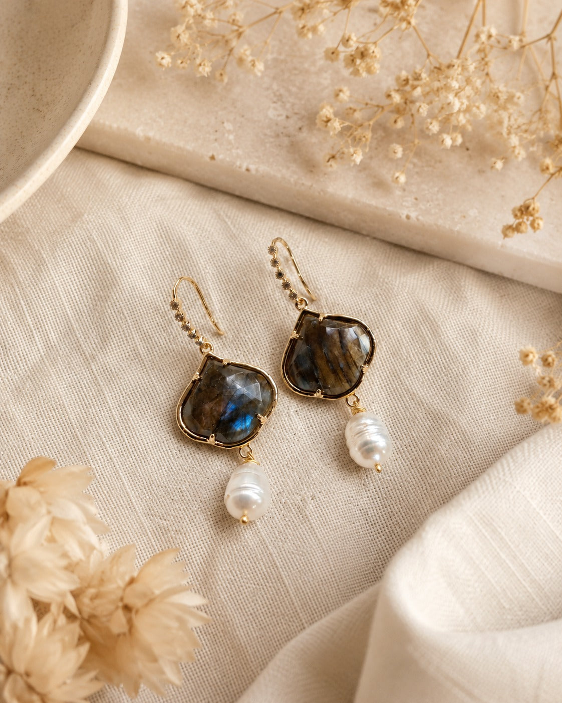 Orecchini Labradorite e Perle di Fiume Naturali – Gold Edition