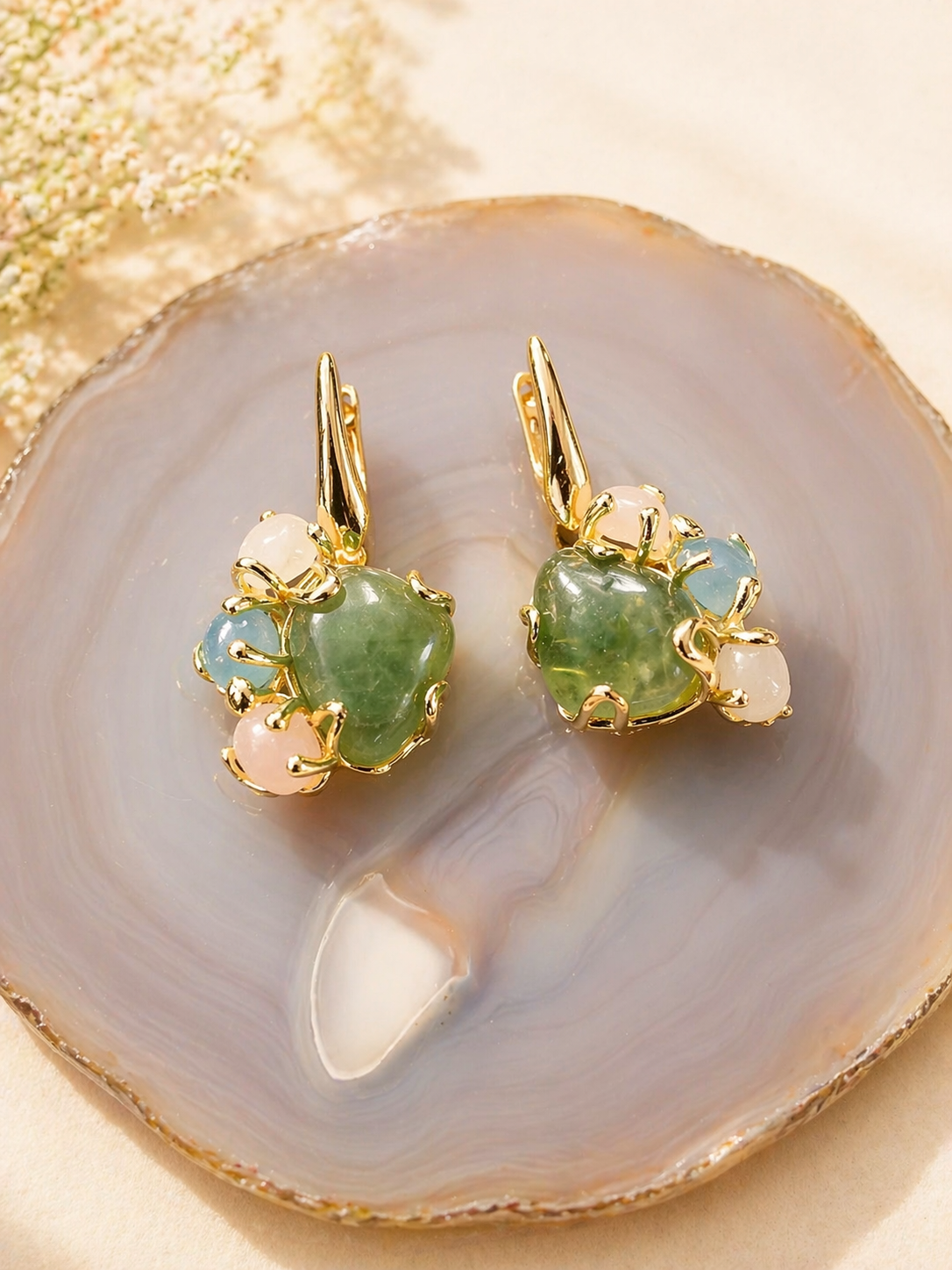 Orecchini in fluorite e quarzo naturali. Colori delicati e design elegante.