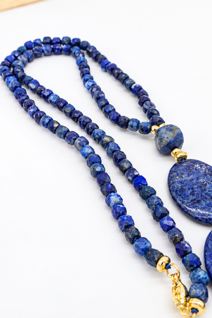 Collana girocollo in lapislazzuli naturali con pendenti ovali piatti e dettagli dorati
