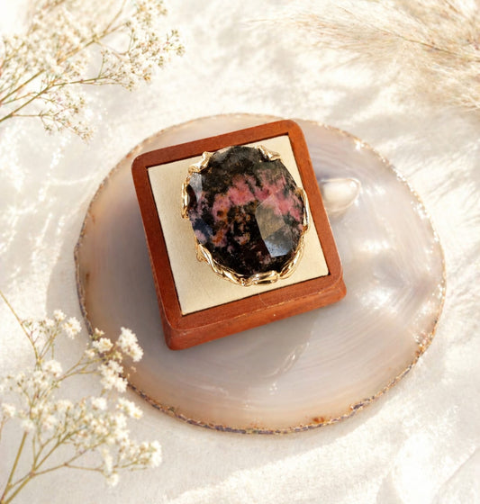 Anello Regolabile in Bronzo Dorato con Rodonite Ovale Sfaccettata Eterea Natural Stone