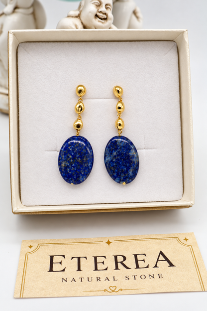 Orecchini pendenti in lapislazzuli naturale ovale e argento 925 dorato, lunghezza 5 cm, con dettagli dorati e chiusura a perno con farfallina – Eterea Natural Stone