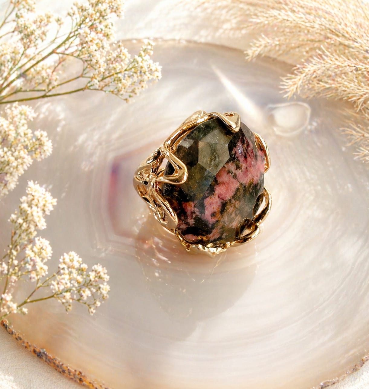 Anello Regolabile in Bronzo Dorato con Rodonite Ovale Sfaccettata