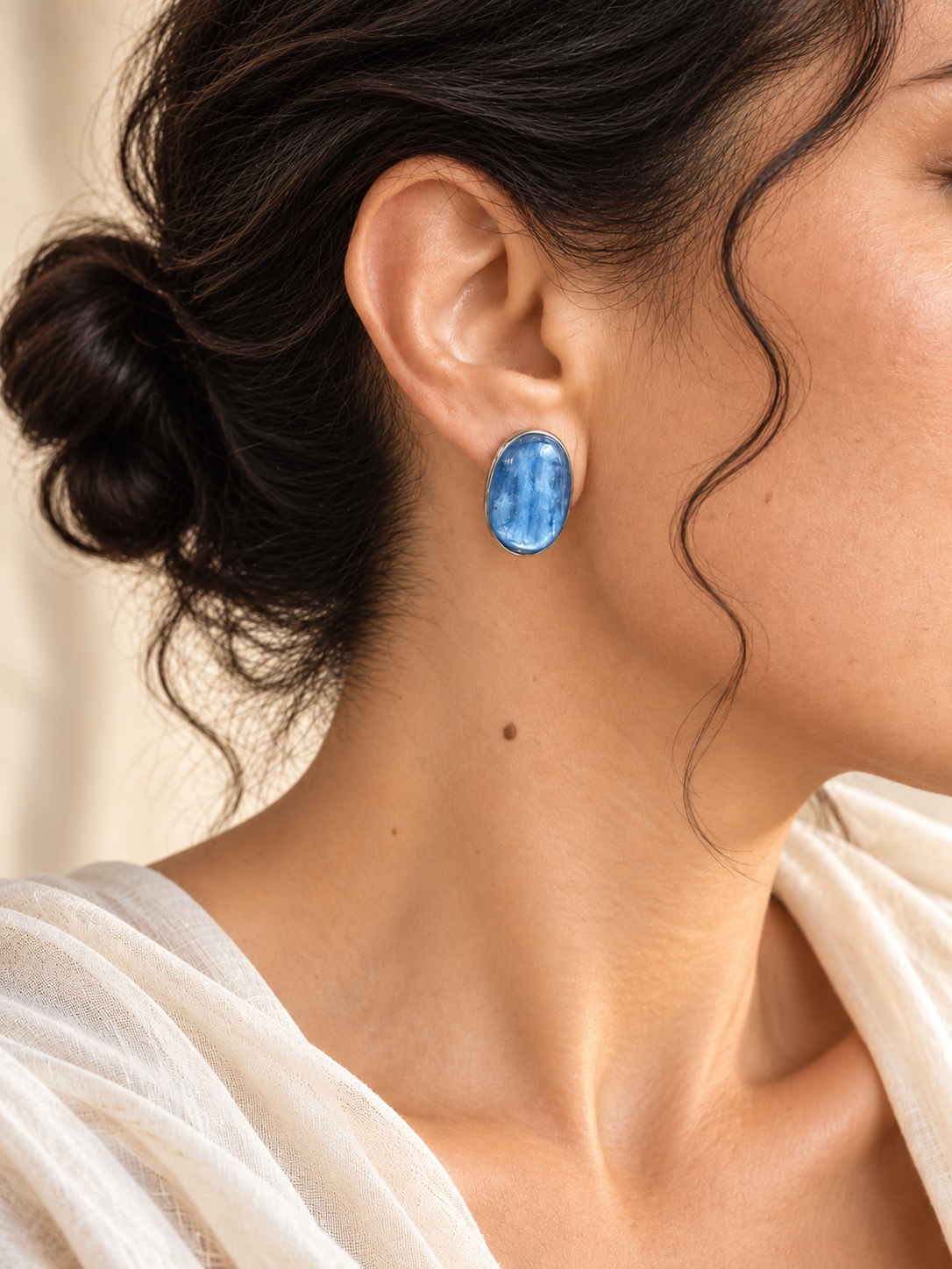 Orecchini ovali in cianite blu naturale cabochon liscio e argento 925 con chiusura a perno a scatto, 25 × 15 mm.