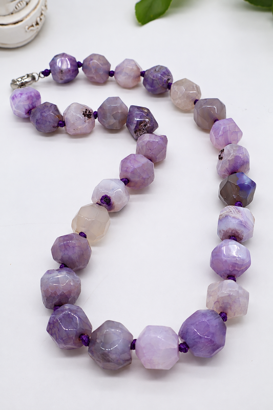Collana girocollo in agata viola naturale con grandi pietre sfaccettate da 20 mm,