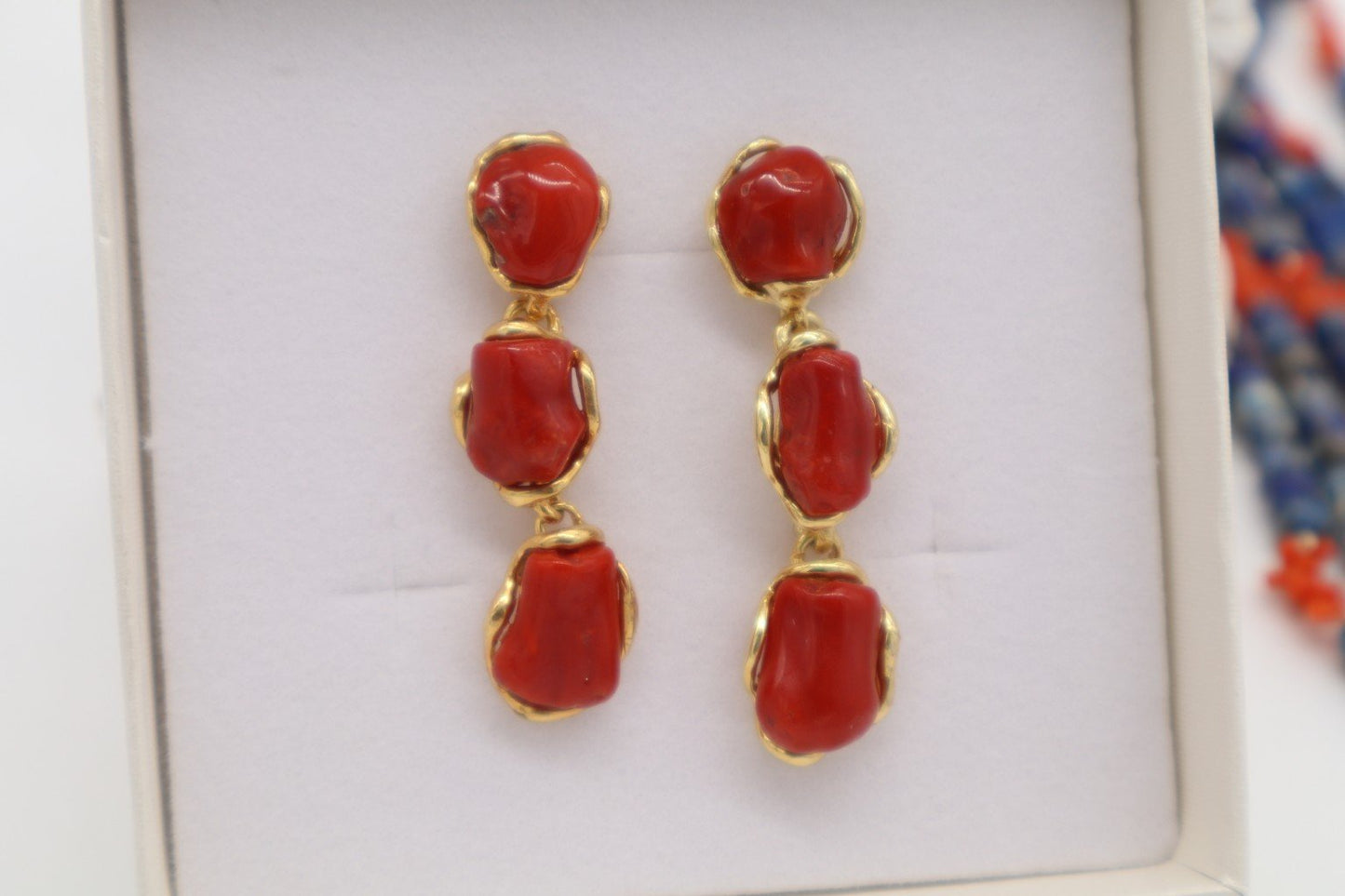 Orecchini in Argento 925 Placcato Oro con Corallo Naturale – 3 Elementi